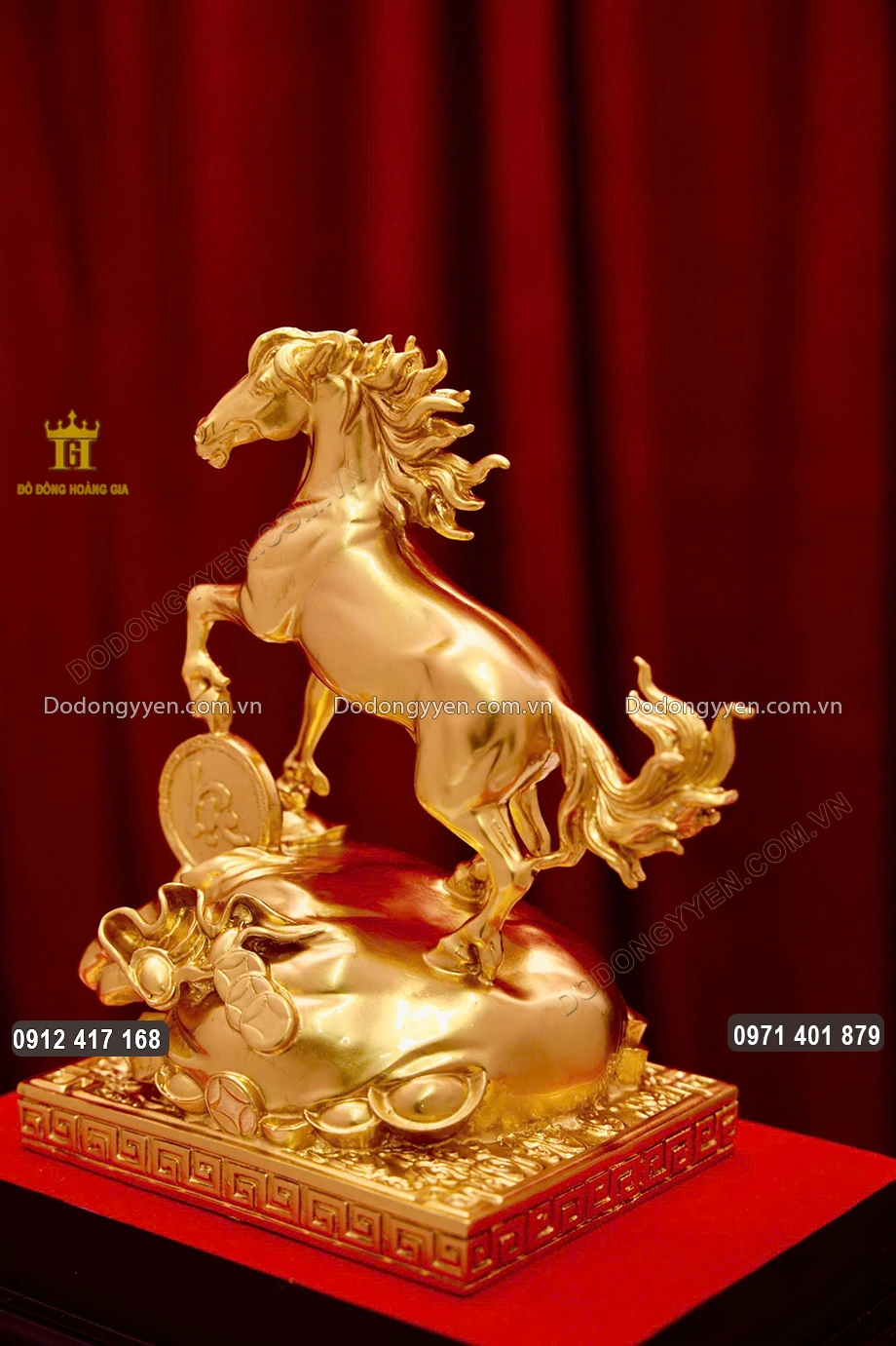 H&igrave;nh ảnh ph&iacute;a sau bức tượng ngựa